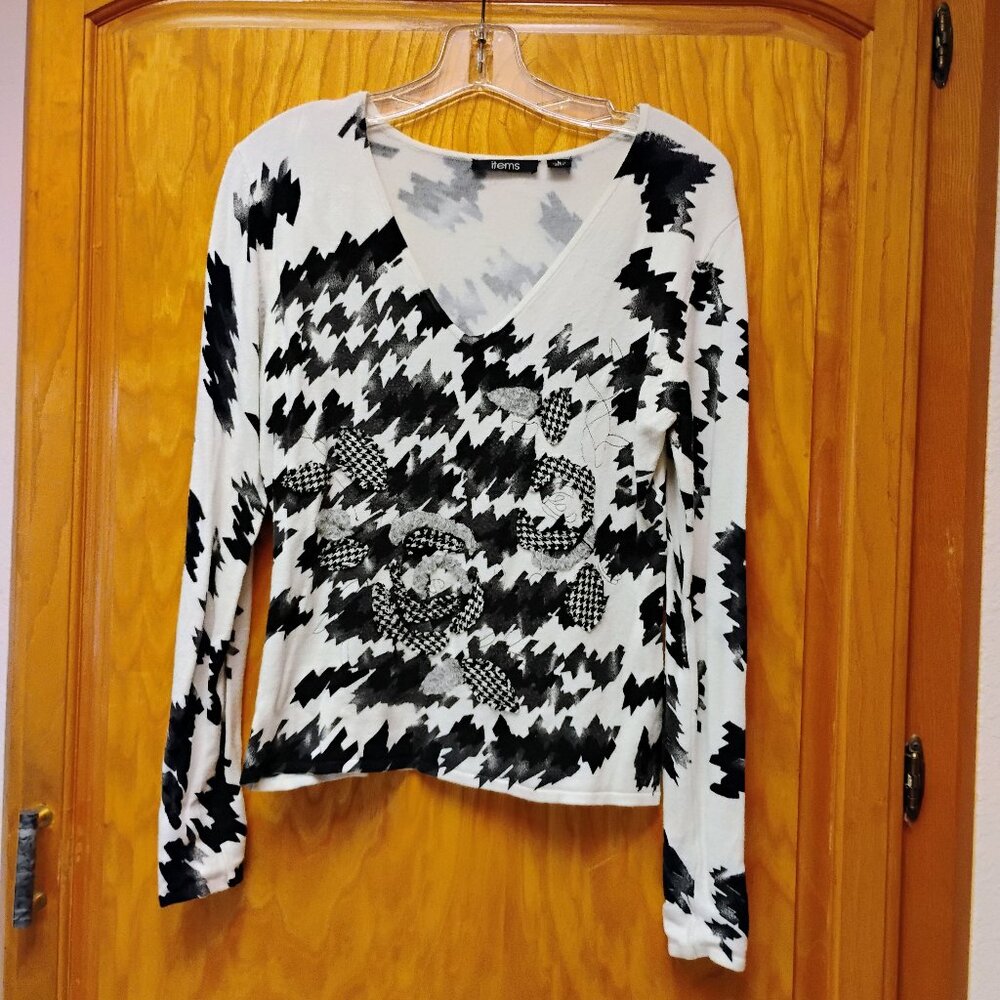 Cute Items applique flower sweater size M to L